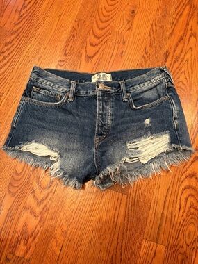 We The Free Dark Blue Distressed Denim Cutoff Shorts size 26 great condition